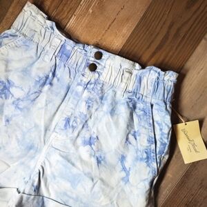 NWT Universal Thread Women's High Rise Denim Shorts Blue Tie Dye Size Small